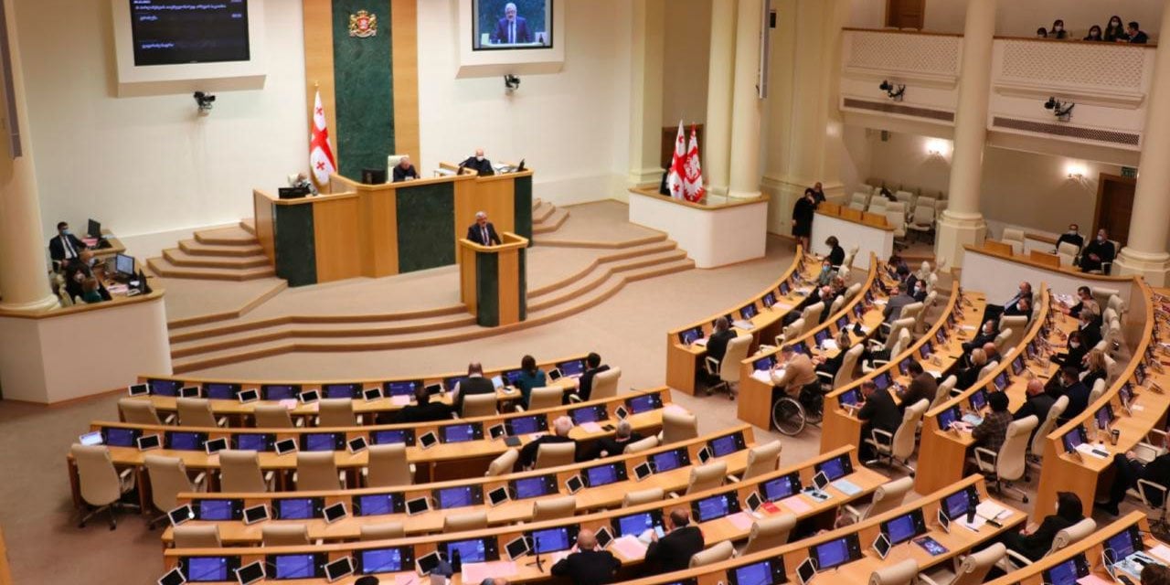 Gürcistan’da parlamento protestolara rağmen toplanacak